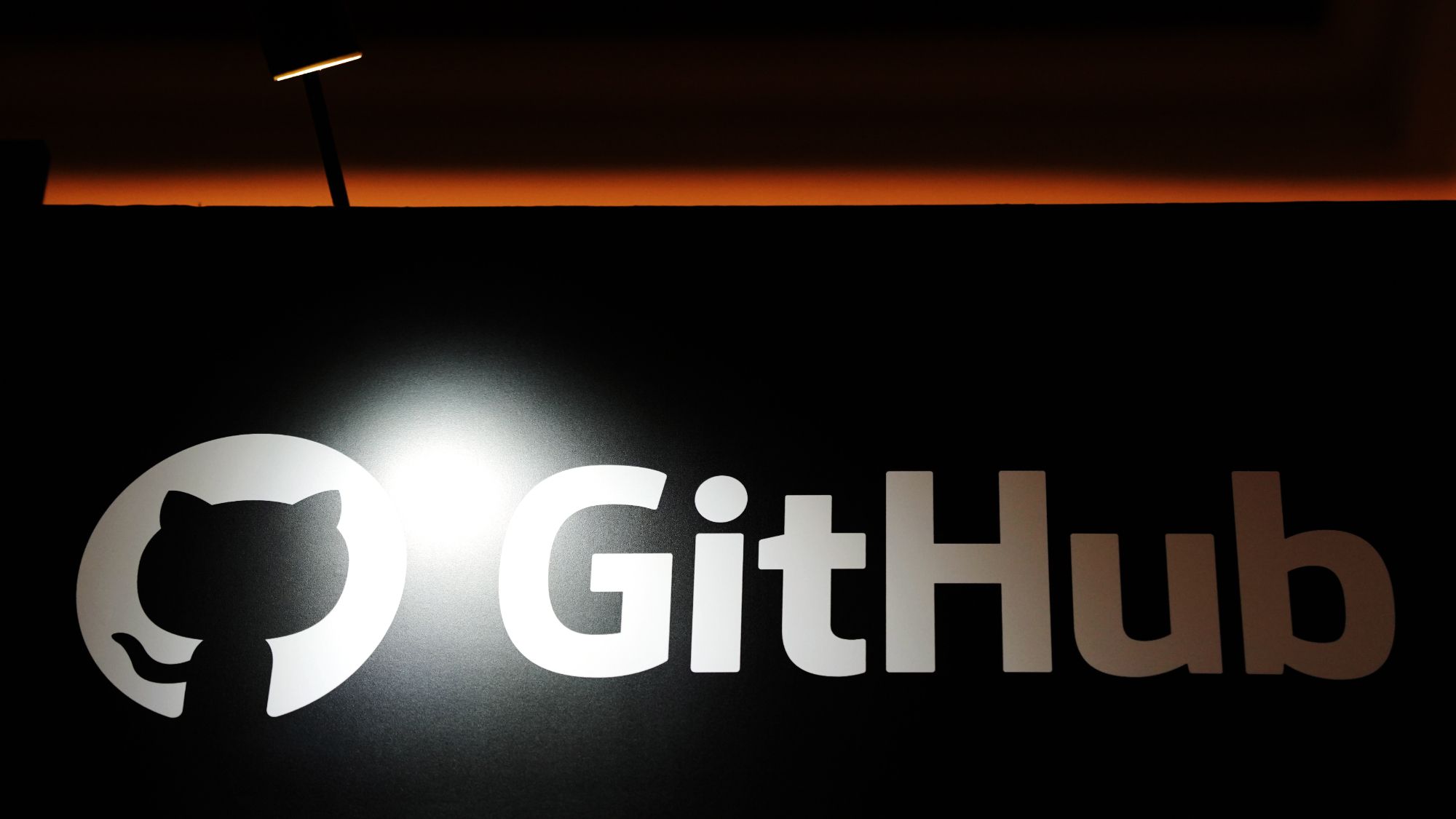 GitHub内部リポジトリ流出騒動をわかりやすく解説：犯人は“毒入り”VS Code拡張？